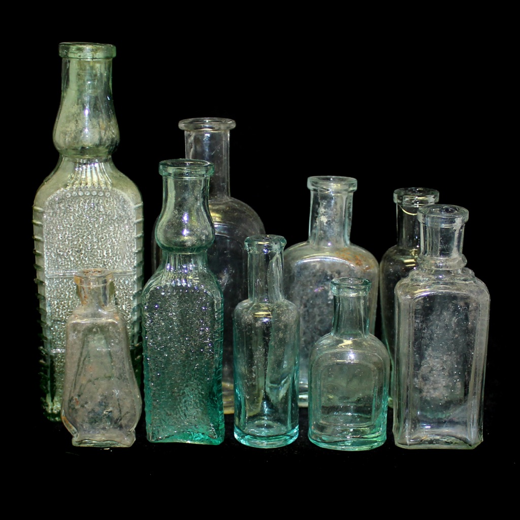 Бутылки пузырьки. Аптекарские флаконы 19 века. Старинные бутылки. Стеклянные бутылочки старинные. Старинные бутылки из стекла.