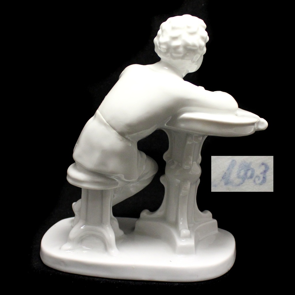 Юный пушкин за столом лфз. Статуэтка пушкин лфз. Статуэтка пушкин за столом. Статуэтка пушкин лфз. Юный пушкин за столом клеймо.