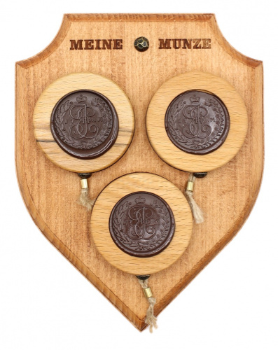 Футляр для хранения монет в виде настенного щита «Meine Munze», с мюнцбоксами, для хранения Екатерининских 5 копеек «АМ», «ЕМ», «КМ» — сверху на печати, массив дерева — бук, пропитка — тиковое масло, консервация, сургучная печать, фетр