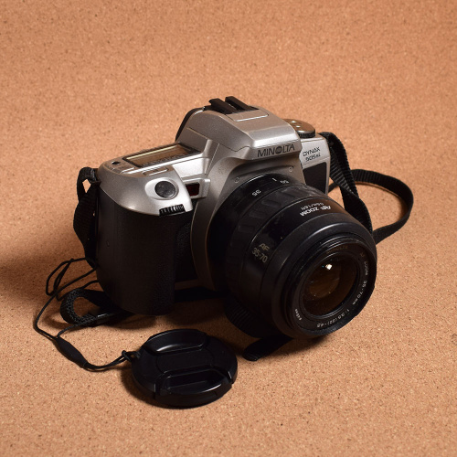 Фотоаппарат «Minolta Dynax 505 si» (плёночный, 35 мм) Объектив MINOLTA AF ZOOM 35−70 mm f/4