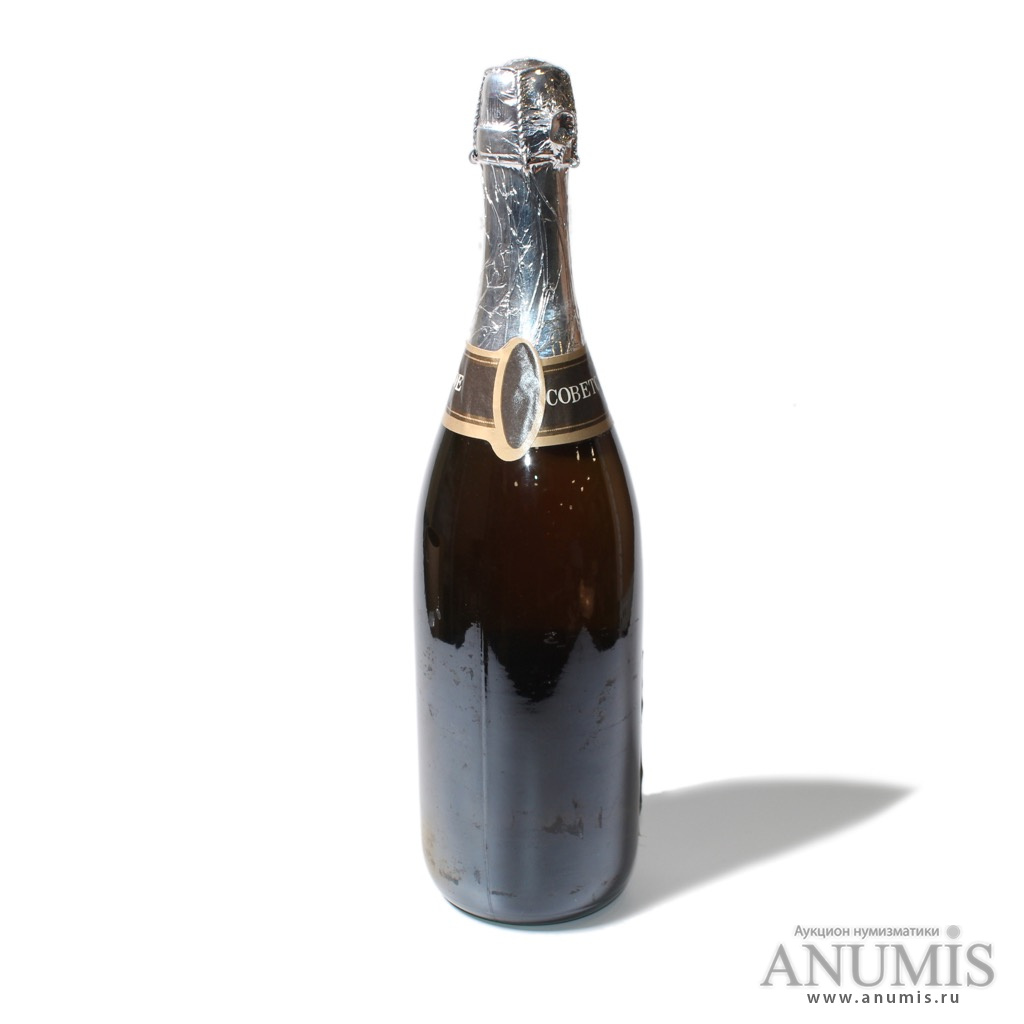 Бутылка советского шампанского