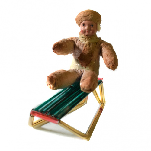 Игрушка «Мальчик на санках». Папье-маше. Стекло. Размер 9x9x5 см