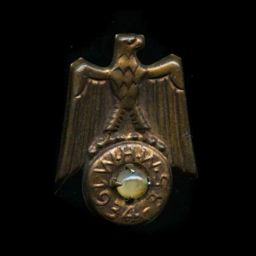 Знак «WHW. Зимняя помощь 1934−1935». Крепление: булавка. Тяжелый