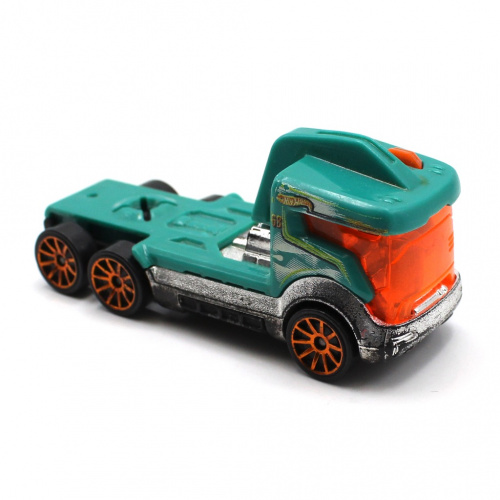 Модель автомобиля. Hot Wheels. Верх — пластик, низ — металл. Размер 7,5 см
