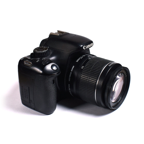 Фотоаппарат Canon EOS 550D, Объектив EFS18−55 мм. Рабочий. Размер 14×12 см. Дефекты: Не всегда срабатывает кнопка фокусировки. С зарядным устройством и аккумулятором, без защитной крышки объектива