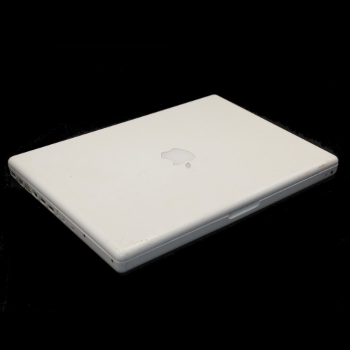 MacBook. Оригинальный. Требуется замена батареи. Размер 32,5×22,5 см