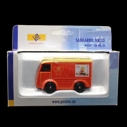 Коллекционная модель автомобиля Почты Аландских островов № 33 «Bakers van». Масштаб 1:64. Материал верхней части — металл, материал нижней части — пластмасса. В упаковке 14×11×4 см