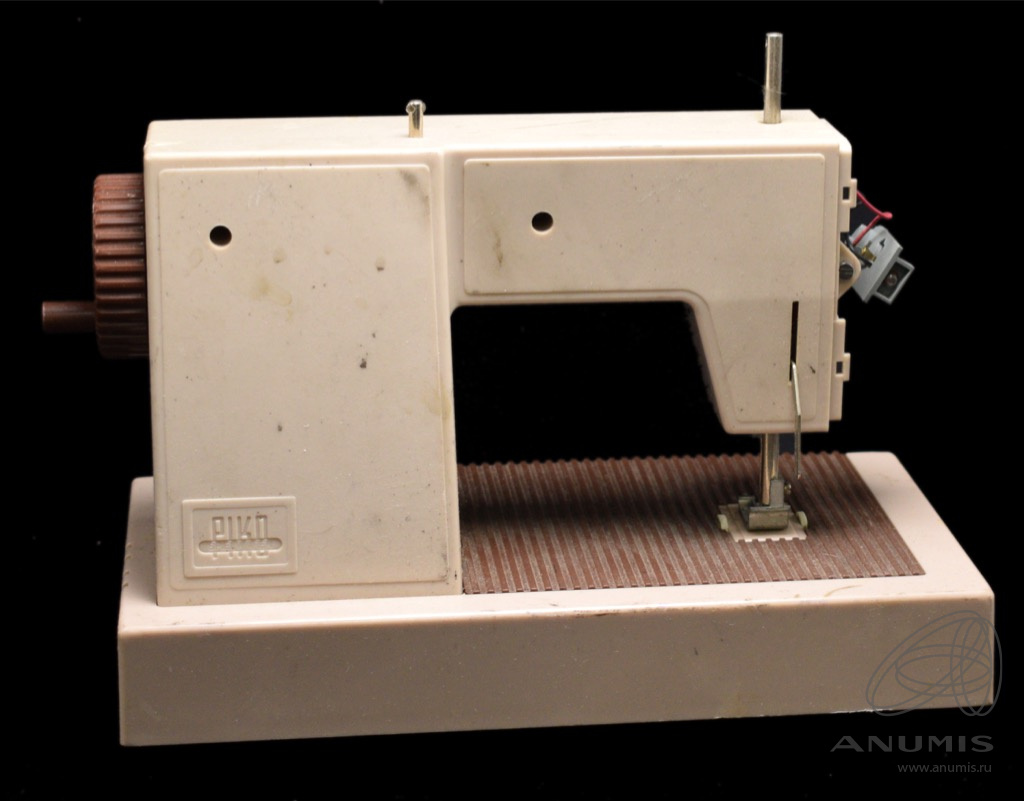 Детская швейная машинка «Juanita» Размер 24×19 см. Германия (ГДР). Лот  №4241. Аукцион №252. – ANUMIS