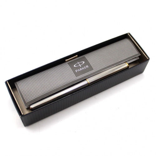 Авторучка «PARKER» с пером. Клеймо на пере «parker 18k 750». Длина 13,5 см. В коробке