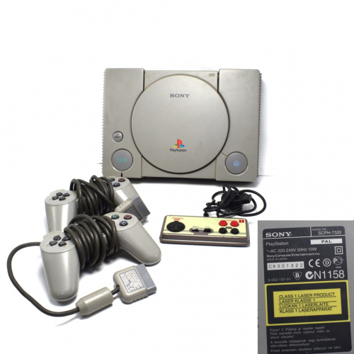 Игровая приставка Sony PlayStation SCPH-7502 + игровой диск. Работоспособность неизвестна. + провода