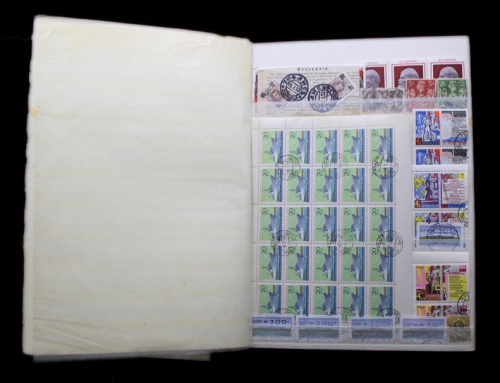 Лот почтовых марок «Гражданская война 1917−1924 г. Англия (Колонии), Третий Рейх, США, Африка и др». 1570. шт. В альбоме 22×31 см. Полностью заполнен