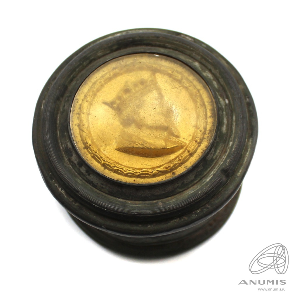 Шкатулка 8,5?5?5 см. Пластик, металл Дефекты: Деформирована у основания ...