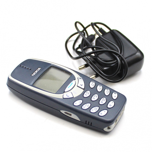 Сотовый телефон «Nokia 3310». Рабочий, требуется замена аккумулятора. С зарядным устройством