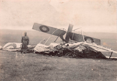 Фотография «Часовой на месте гибели военного летчика С. Давиташвили в 1922 году». Из коллекции И. Сысолятина. Размер 14×10 см