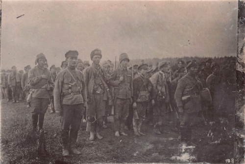 Фотография «Группа бойцов на построении». Из коллекции И. Сысолятина. Размер 15,5×10,5 см