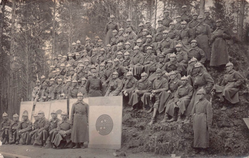 Фотография «Бойцы на соревнованиях по стрельбе». Из коллекции И. Сысолятина. Размер 14×9 см 1923
