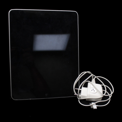 Планшет «iPad», 64GB, рабочий, с зарядкой, 24,5×19 см. Дефекты: Небольшой скол