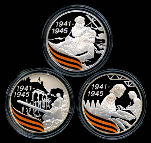 3 рубля — 65-я годовщина Победы в Великой Отечественной войне 1941−1945 гг. «Солдаты на танке», «Санитарка» и «Труженники тыла». Набор в коробочке с сертификатами. Банковская сохранность монет 2010 СПМД