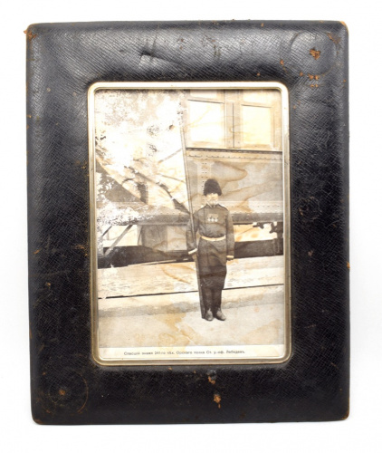 Фоторамка. Кожа, металл. Размер 33,5×26,5 см. Отсутствует стекло