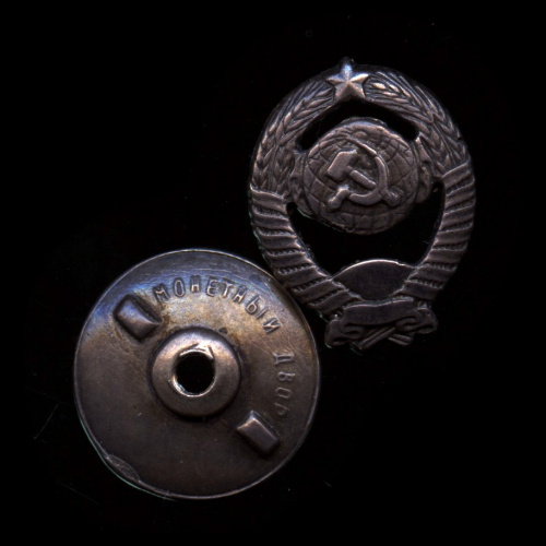 Знак «Герб СССР». Крепление: винт. Тяжелый. Серебро