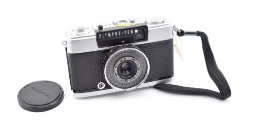 Фотоаппарат «OLYMPUS-PEN». Объектив: OLYMPUS D. Zuiko 1:3,5 f=28 мм. Чехол. Оптика без повреждений