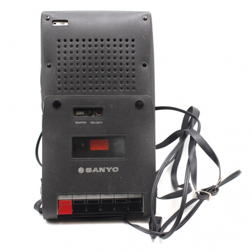 Кассетный магнитофон «SANYO». Размер 28×15 см. Рабочий