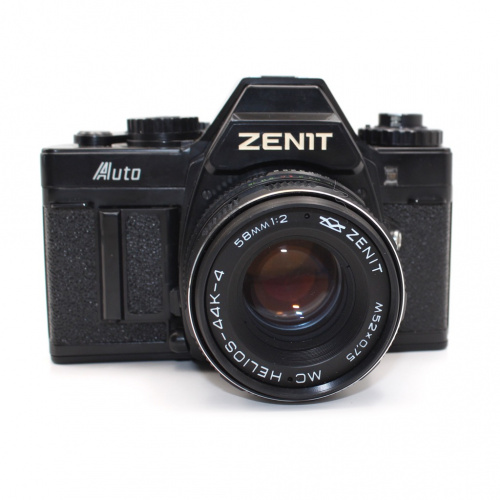 Фотоаппарат пленочный «ZENIT Auto». Объектив: Htlios-44 К-4 58 мм1:2 М52×0,75. Рабочий. Не открывается задняя крышка. Батарейки старые