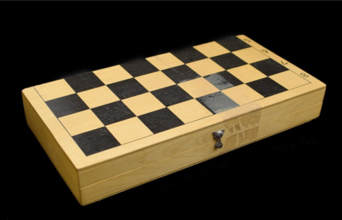 Шахматы. Размер 29×14,5 см. 15 белых, 16 черных