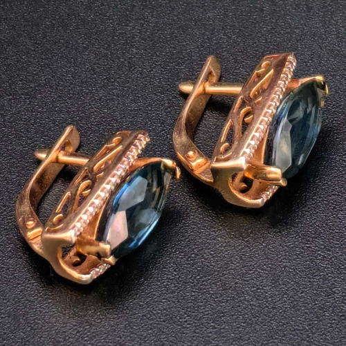 Серьги. Камни. Клеймо 585, ОВЕЭ. Размер 1,3 см. Вес 4,80 гр. Состояние превосходное