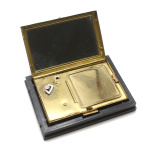 Музыкальная шкатулка-пудреница винтажная, в пластиковом футляре с зеркалом. Латунь, позолота. Размер 8,5×5,5 см. Песня «Пусть всегда будет солнце»" 1965 года (СССР) #3