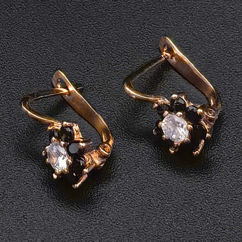 Серьги. Камни фианиты и обсидиан. Клеймо 585, МВЮС. Размер 1,7 см. Вес 1,64 гр. Состояние превосходное