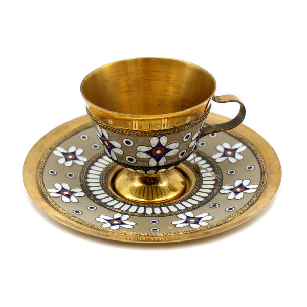Кофейная пара: блюдце (13,5 см) и чашка (6,5×6 см). Ag 84 пробы. 305,2 г. Позолота с эмалью. Эстония