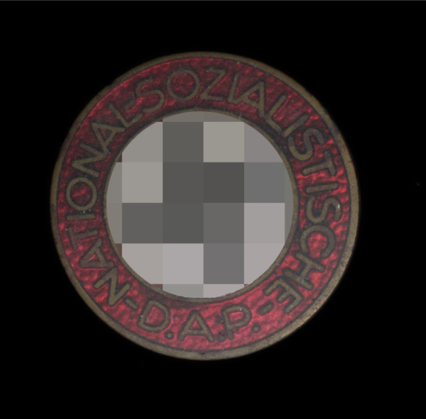 Знак партийный члена «NSDAP». Крепление: булавка. Тяжелый, эмаль