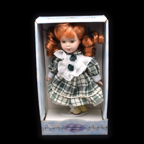 Фарфоровая кукла в коробке. Размер 15×25 см