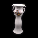 Ваза фарфоровая. Украшена овальным медальоном с росписью, изображающей фигуры в стиле рококо или пастораль. Ручная работа. Размер 12×28 см (Россия) #1