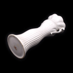 Ваза фарфоровая. Украшена овальным медальоном с росписью, изображающей фигуры в стиле рококо или пастораль. Ручная работа. Размер 12×28 см (Россия) #2